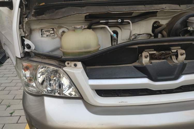 Used Jinbei Hiace 2014 2.2L Luxury Version V22 Engine Bay Right