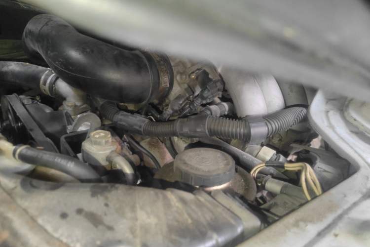 Used Jinbei Hiace 2014 2.0L Fifth-Generation Power King Classic V19 Engine Bay