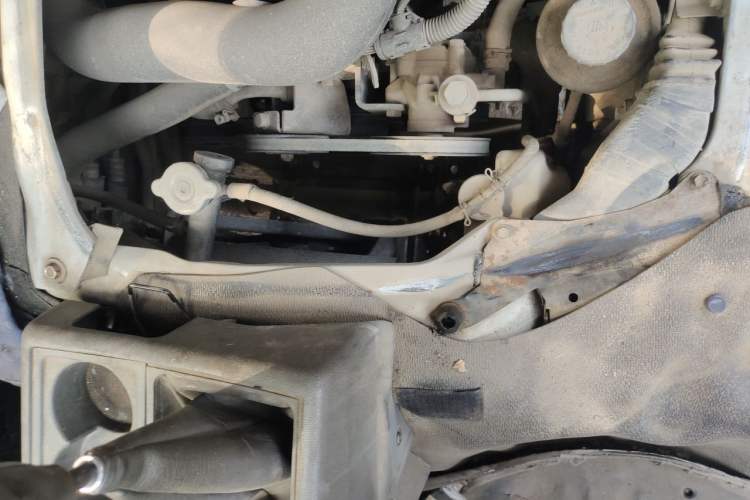 Used Jinbei Hiace 2014 2.0L Fifth-Generation Xiangyun Comfort Type 1 4G20C Engine Bay