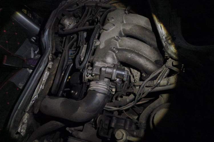 Used Jinbei Hiace 2014 2.0L 5th Generation Kuaiyunwang Business Version 4G21B Engine Bay
