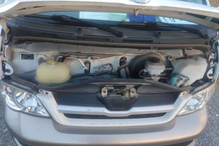 Used Jinbei Hiace 2014 2.2L Luxury Version V22 Engine Bay