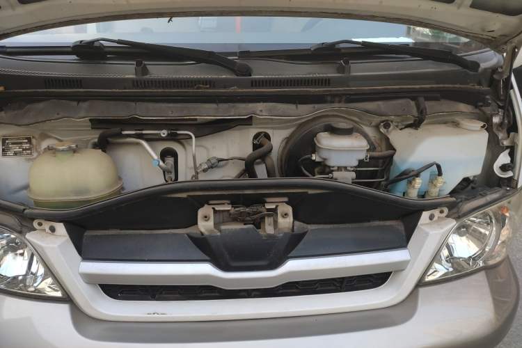 Used Jinbei Hiace 2014 2.2L Luxury Version V22 Engine Bay