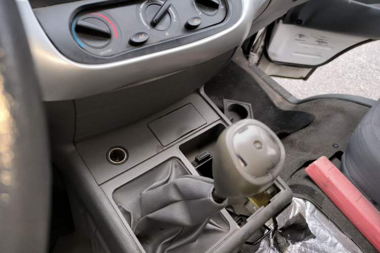 Used Jinbei Hiace 2014 2.0L Fifth-Generation Xiangyun Comfort Type 1 4G20C Gear Lever
