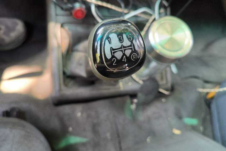 Used Jinbei Hiace 2014 2.0L Fifth-Generation Xiangyun Comfort Type 1 4G21C Gear Lever
