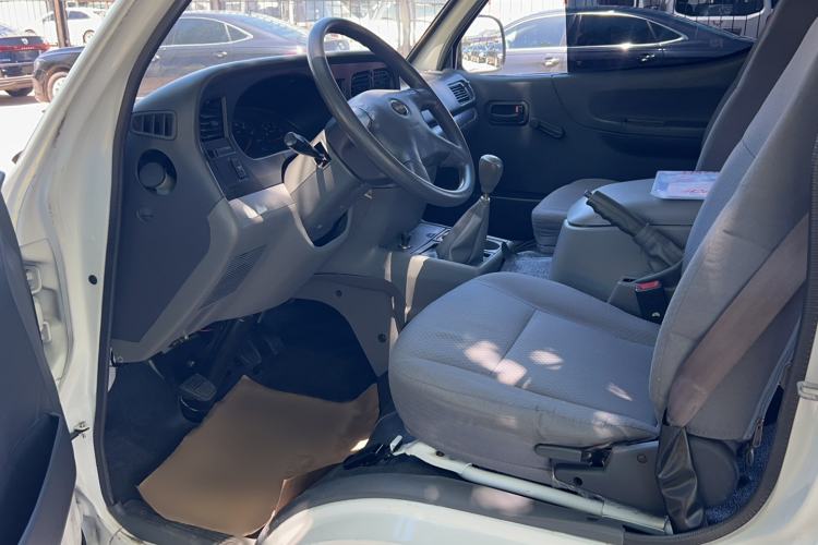Used Jinbei Hiace 2014 2.0L Fifth-Generation Xiangyun Comfort Type 1 4G21C Interior 3