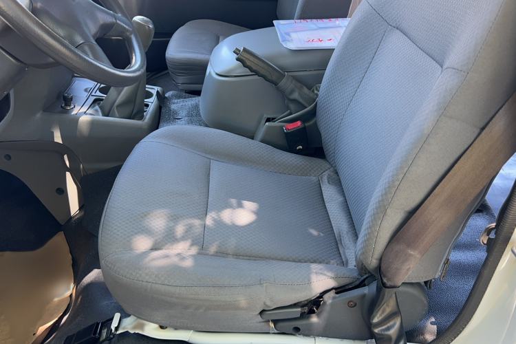 Used Jinbei Hiace 2014 2.0L Fifth-Generation Xiangyun Comfort Type 1 4G21C Interior 4