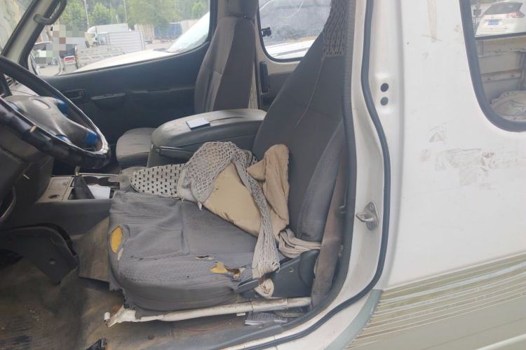Used Jinbei Hiace 2014 2.0L 5th-Gen Power King Comfort Version V19 Left Front Seat