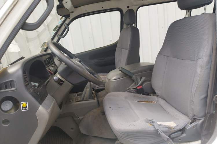 Used Jinbei Hiace 2014 2.0L Fifth-Generation Xiangyun Comfort Type 1 4G20C Left Front Seat