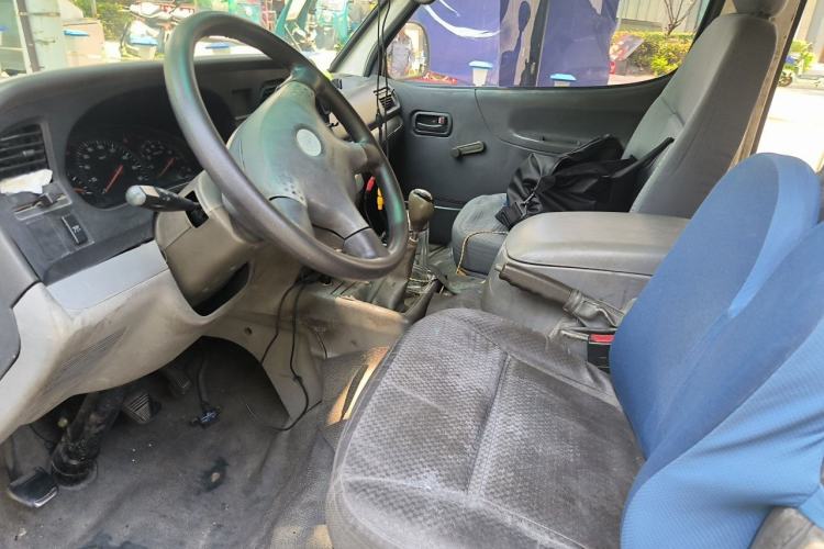 Used Jinbei Hiace 2014 2.0L Fifth-Generation Xiangyun Comfort Type 1 4G21C Left Front Seat