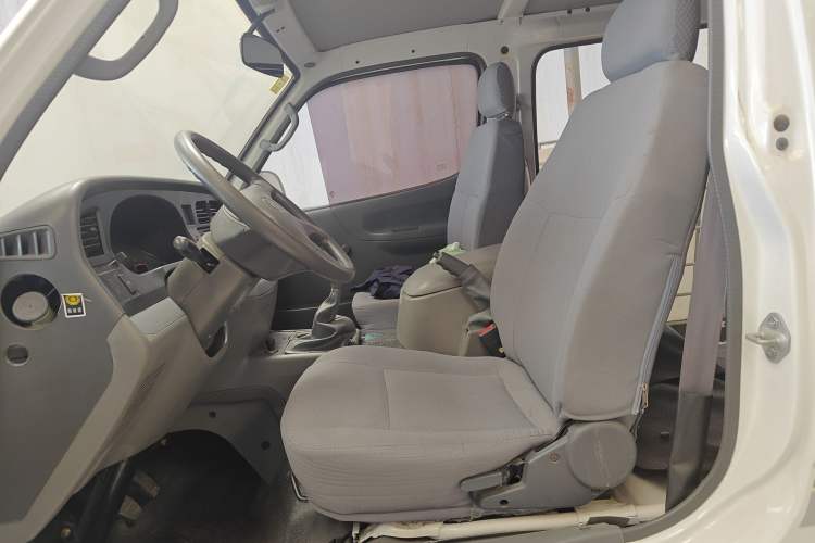Used Jinbei Hiace 2014 2.0L 5th Generation Kuaiyunwang Business Version 4G19 Left Front Seat