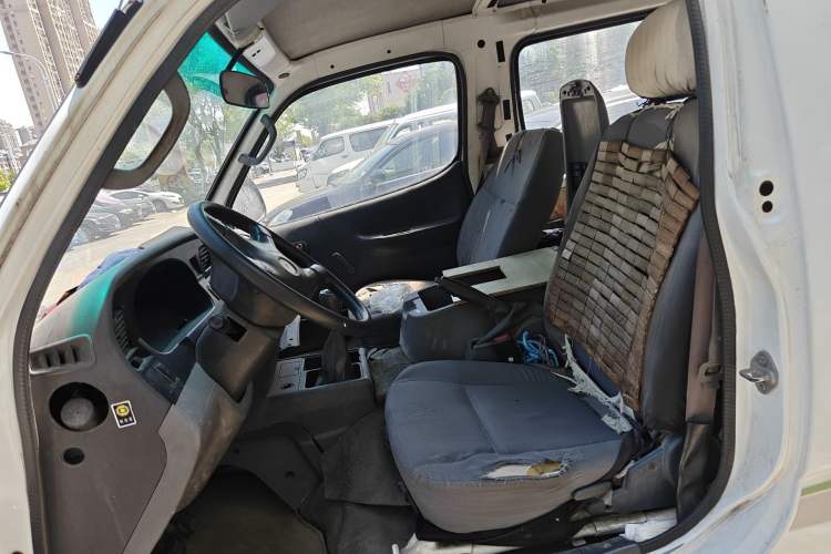 Used Jinbei Hiace 2014 2.0L Fifth-Generation Xiangyun Comfort Type 1 4G20C Left Front Seat