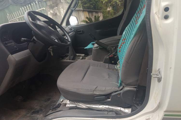 Used Jinbei Hiace 2014 2.0L Fifth-Generation Xiangyun Comfort Type 1 4G20C Left Front Seat