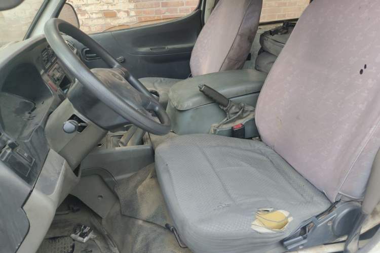 Used Jinbei Hiace 2014 2.0L Fifth-Generation Xiangyun Comfort Type 1 4G20C Left Front Seat