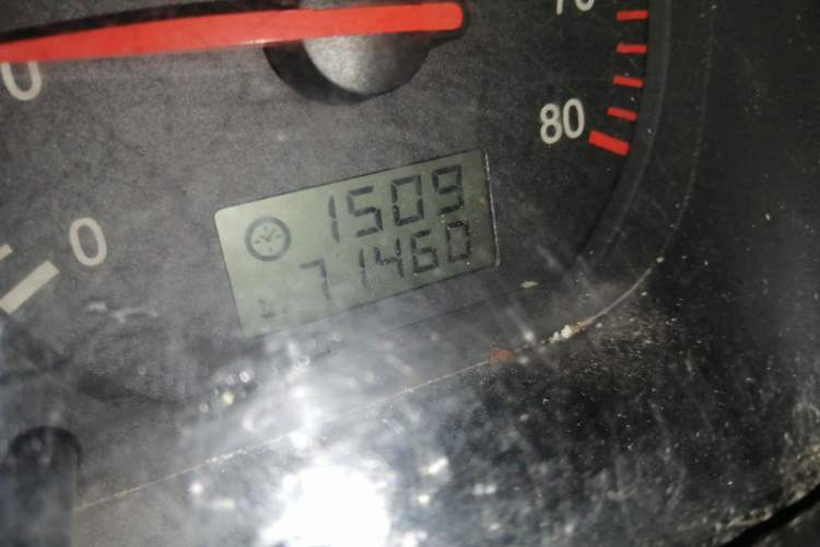 Used Jinbei Hiace 2014 2.0L 5th Generation Power King Deluxe Version V19 Odometer Close Up