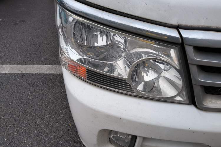 Used Jinbei Hiace 2014 2.0L Fifth-Generation Xiangyun Comfort Type 1 4G20C Right Front Headlight