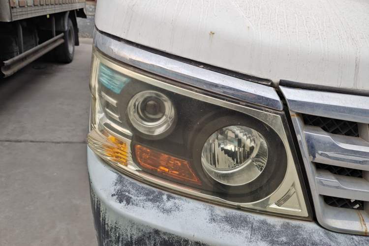 Used Jinbei Hiace 2014 2.0L Fifth-Generation Xiangyun Comfort Type 1 4G20C Right Front Headlight