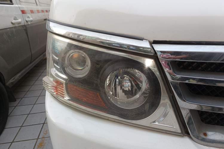 Used Jinbei Hiace 2014 2.0L Fifth-Generation Xiangyun Comfort Type 1 4G21C Right Front Headlight