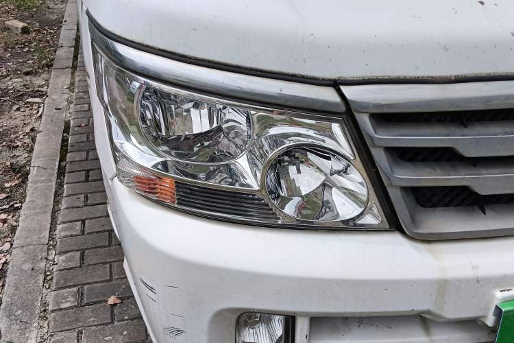 Used Jinbei Hiace 2014 2.0L Fifth-Generation Xiangyun Comfort Type 1 4G20C Right Front Headlight