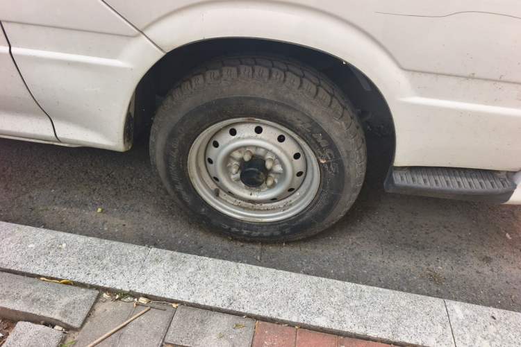 Used Jinbei Hiace 2014 2.0L 5th Generation Kuaiyunwang Business Version 4G19 Right Front Wheel Hub