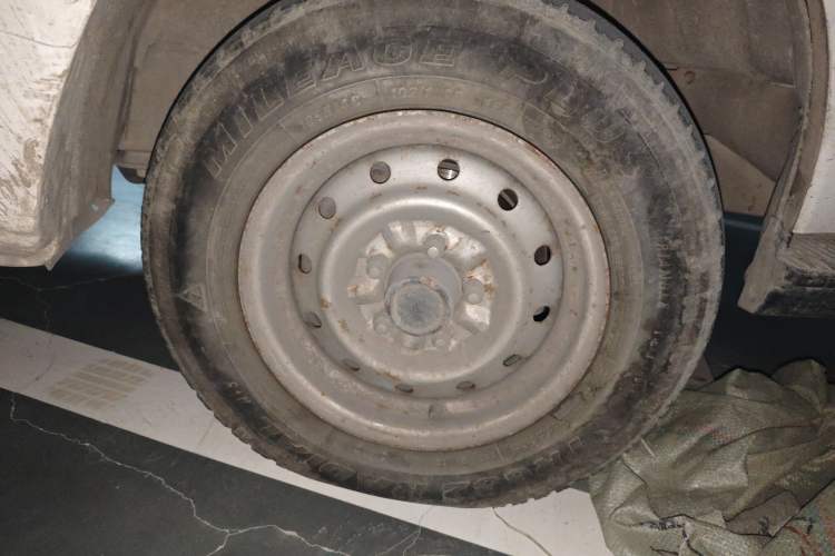 Used Jinbei Hiace 2014 2.0L 5th Generation Kuaiyunwang Business Version 4G19 Right Front Wheel Hub
