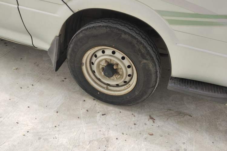 Used Jinbei Hiace 2014 2.0L 5th Generation Kuaiyunwang Business Version 4G19 Right Front Wheel Hub