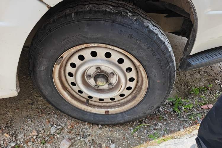 Used Jinbei Hiace 2014 2.0L 5th Generation Kuaiyunwang Business Version 4G19 Right Front Wheel Hub