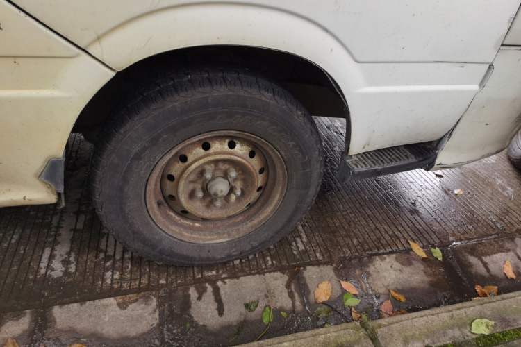 Used Jinbei Hiace 2014 2.0L 5th Generation Kuaiyunwang Business Version 4G19 Right Front Wheel Hub