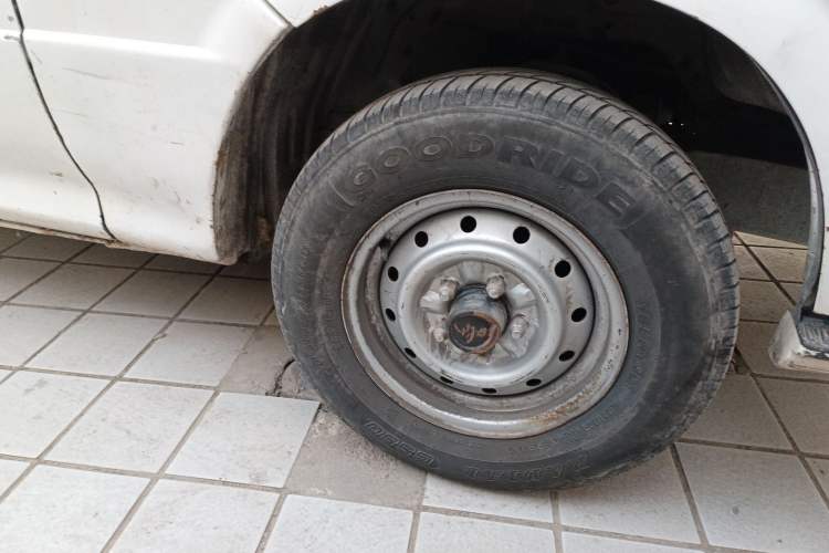 Used Jinbei Hiace 2014 2.0L Fifth-Generation Xiangyun Comfort Type 1 4G21C Right Front Wheel Hub