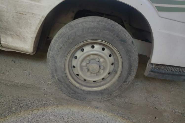 Used Jinbei Hiace 2014 2.0L 5th Generation Kuaiyunwang Business Version 4G19 Right Front Wheel Hub