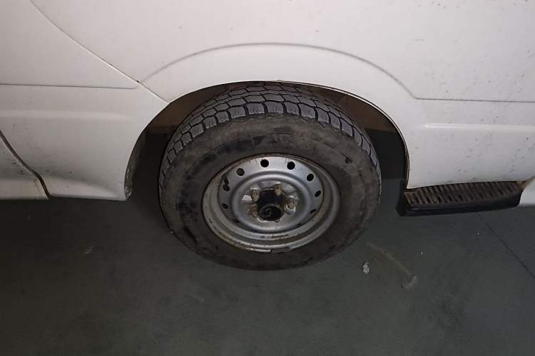 Used Jinbei Hiace 2014 2.0L 5th Generation Kuaiyunwang Business Version 4G19 Right Front Wheel Hub