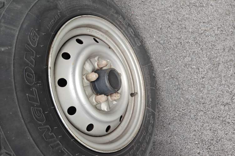 Used Jinbei Hiace 2014 2.0L 5th Generation Kuaiyunwang Business Version 4G21B Right Front Wheel Hub