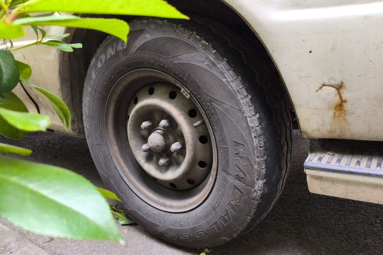 Used Jinbei Hiace 2014 2.0L 5th Generation Kuaiyunwang Business Version 4G19 Right Front Wheel Hub