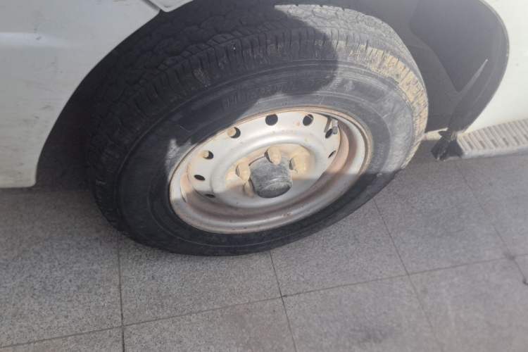 Used Jinbei Hiace 2014 2.0L 5th Generation Kuaiyunwang Business Version 4G19 Right Front Wheel Hub