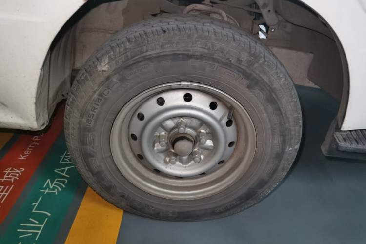 Used Jinbei Hiace 2014 2.0L 5th Generation Kuaiyunwang Business Version 4G19 Right Front Wheel Hub