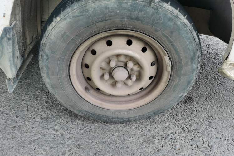Used Jinbei Hiace 2014 2.0L Fifth-Generation Xiangyun Comfort Type 1 4G20C Right Front Wheel Hub
