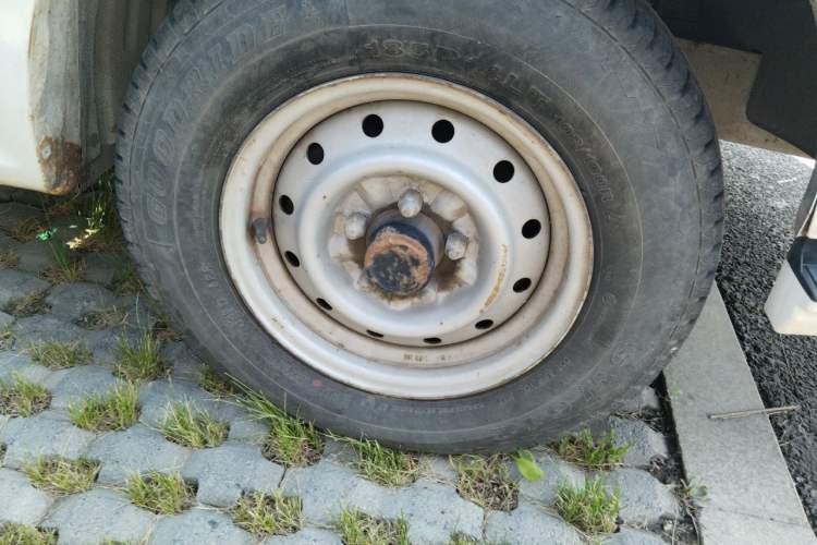 Used Jinbei Hiace 2014 2.0L 5th Generation Kuaiyunwang Business Version 4G19 Right Front Wheel Hub