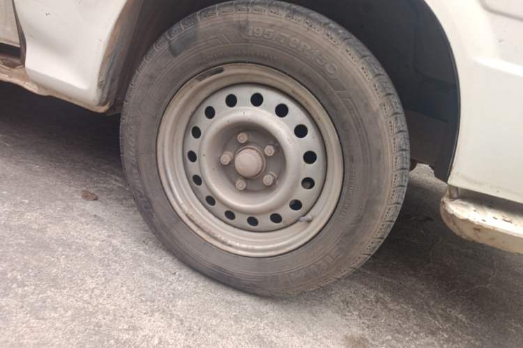Used Jinbei Hiace 2014 2.0L Fifth-Generation Xiangyun Comfort Type 1 4G20C Right Front Wheel Hub