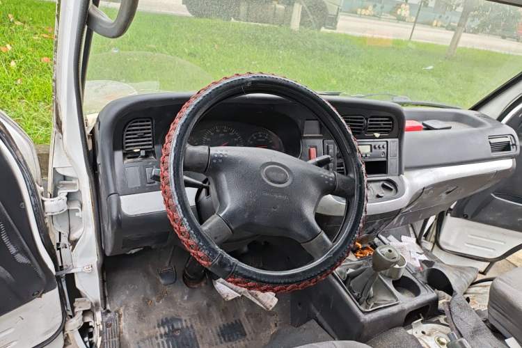 Used Jinbei Hiace 2014 2.0L Fifth-Generation Xiangyun Comfort Type 1 4G21C Steering Wheel