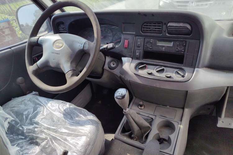 Used Jinbei Hiace 2014 2.0L Fifth-Generation Xiangyun Comfort Type 1 4G20C Center Console