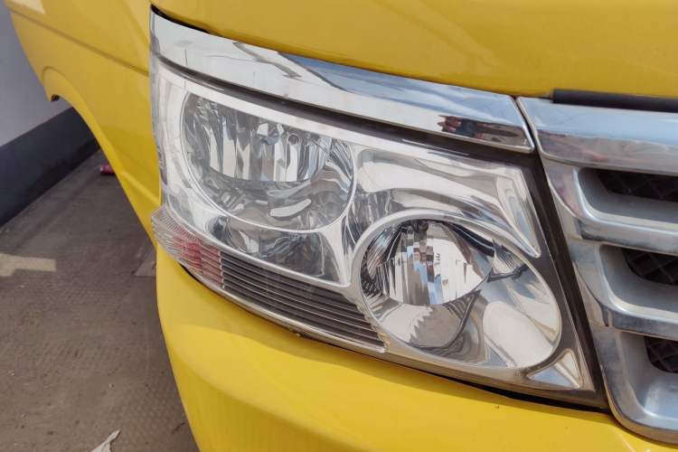 Used Jinbei Hiace 2014 2.0L Fifth-Generation Xiangyun Comfort Type 1 4G20C Right Front Headlight