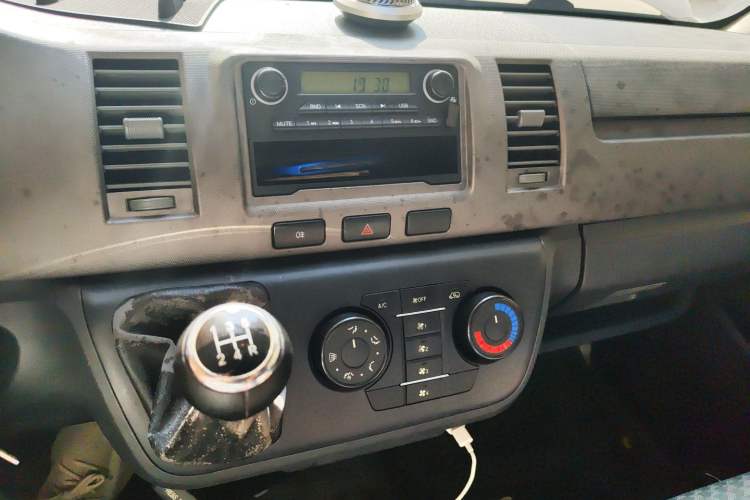 Used Jinbei Hiace 2016 2.2L Luxury Version V22 Audio And AC Panel