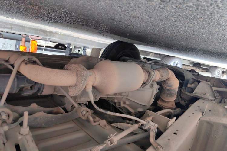 Used Jinbei Hiace 2016 2.2L Express Van Version V22 Chassis Front Left