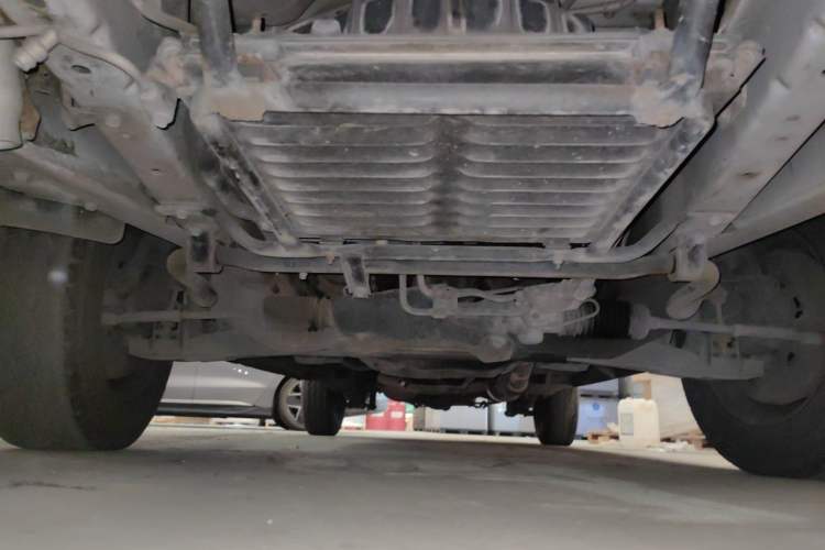 Used Jinbei Hiace 2016 2.0L Express Series Standard Version V19 Chassis Front