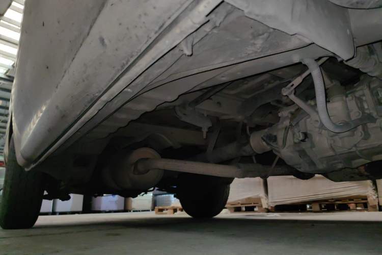 Used Jinbei Hiace 2016 2.0L Express Series Standard Version V19 Chassis Front Right
