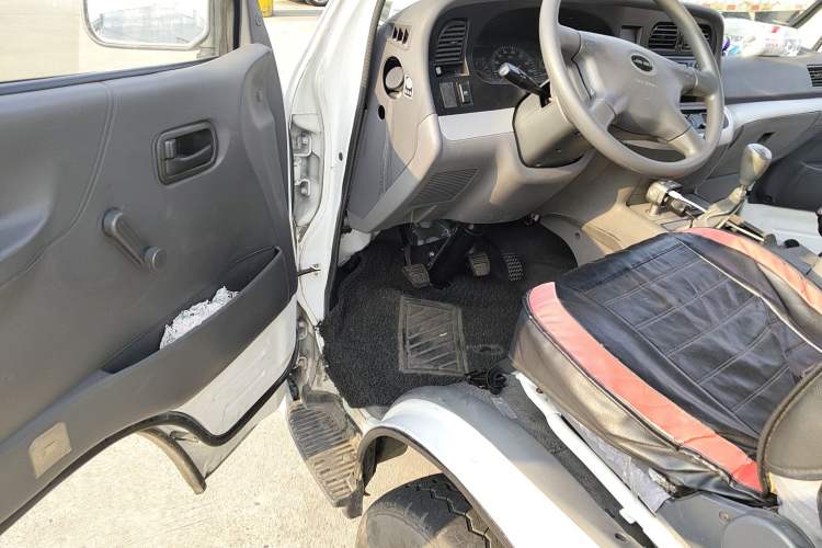 Used Jinbei Hiace 2016 2.0L Express Series Standard Version V19 Driver Seat