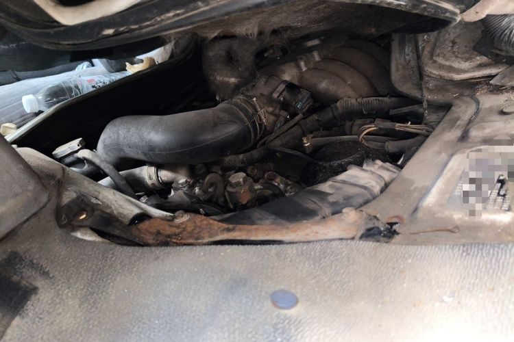 Used Jinbei Hiace 2016 2.0L Express Series Standard Version V19 Engine Bay