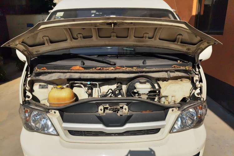 Used Jinbei Hiace 2016 2.2L Luxury Version V22 Engine Bay