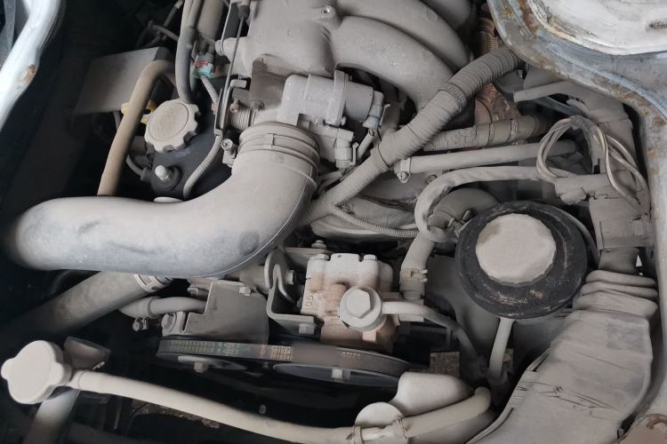 Used Jinbei Hiace 2016 2.0L Express Series Standard Version V19 Engine Bay