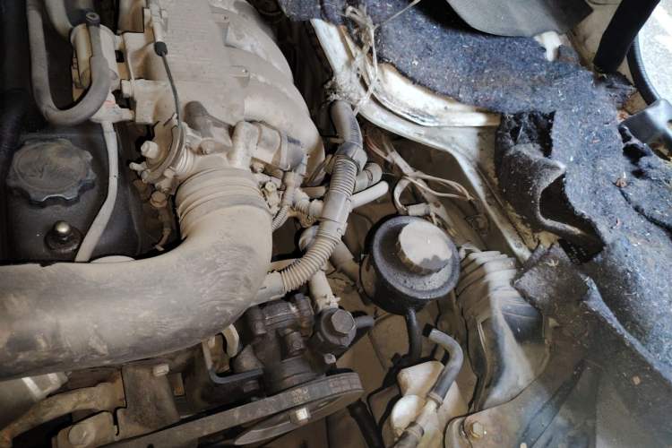 Used Jinbei Hiace 2016 2.0L Express Series Standard Version V19 Engine Bay Left