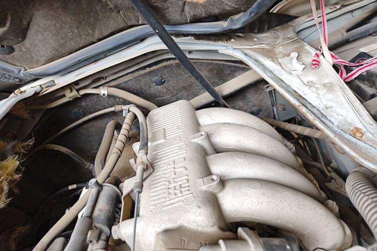 Used Jinbei Hiace 2016 2.0L Express Series Standard Version V19 Engine Bay Left